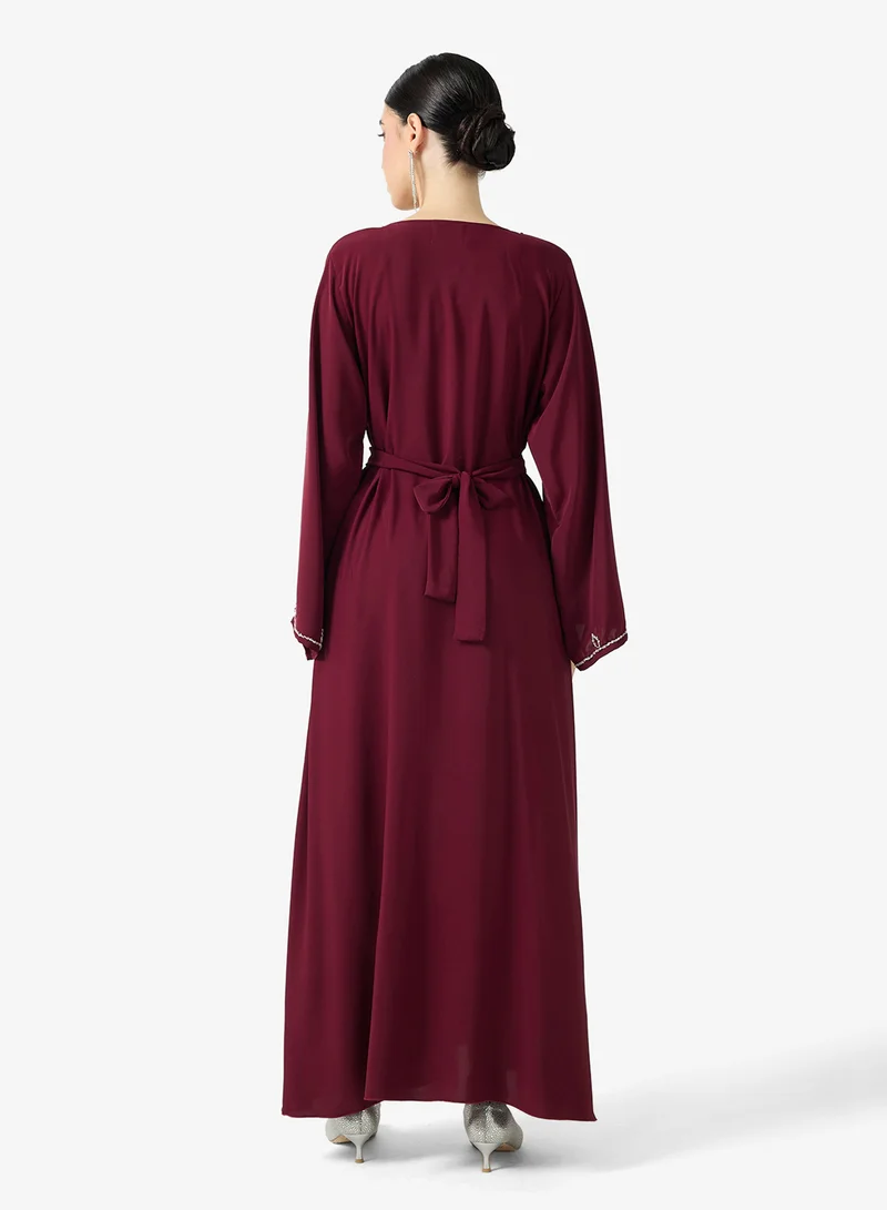 هيا كلوزيت جلابية مطرزة بالزهور في الأمام مع حزام